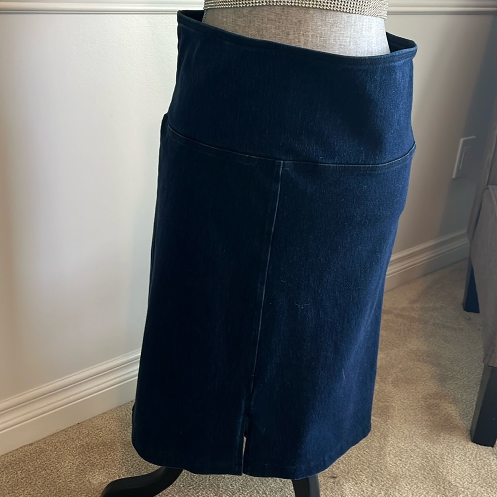 Comfy and wide waist band - lots of stretch! Svelte brand size large